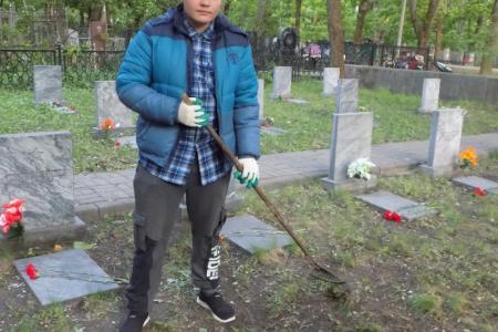 В Воронеже комсомольцы привели в порядок могилы красноармейцев, освобождавших город
