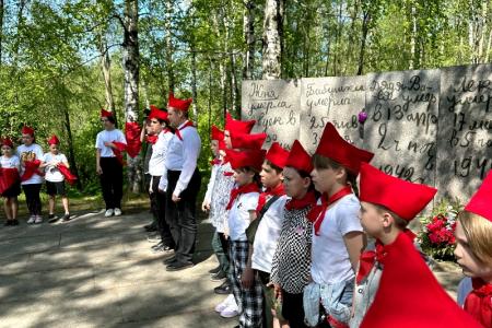 Ленинградская область. Торжественная линейка в честь 102-летия пионерской организации