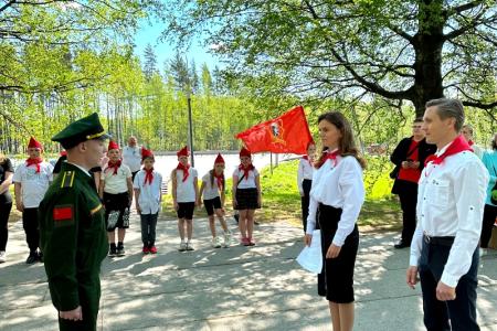 Ленинградская область. Торжественная линейка в честь 102-летия пионерской организации