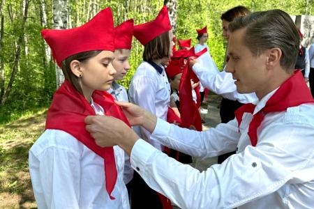 Ленинградская область. Торжественная линейка в честь 102-летия пионерской организации