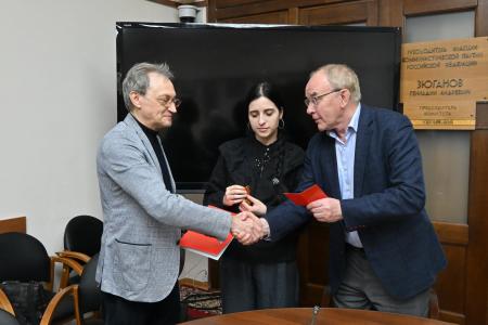 Патриот, доброволец Владимир Горбунов награжден медалью ЦК КПРФ «100 лет СССР» за  поддержку действующей армии и вклад в Победу