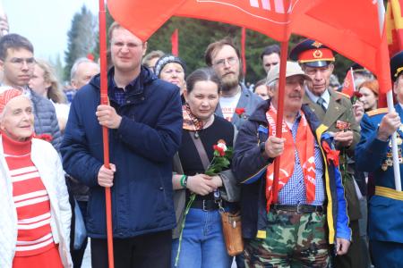 Омск. Коммунисты возложили цветы к Вечному Огню