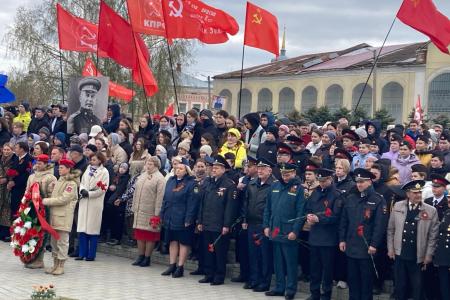 Коммунисты и комсомольцы поздравили жителей Пермского края с Днём Победы
