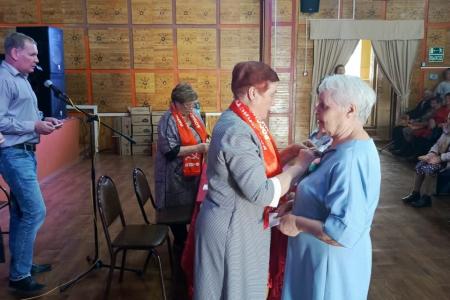 Забайкальские коммунисты наградили детей войны Ясногорска Оловяннинского района в преддверии 9 Мая