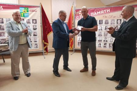 Руководитель фракции КПРФ в Мособлдуме Александр Наумов вручил награды волонтерам города Озёры