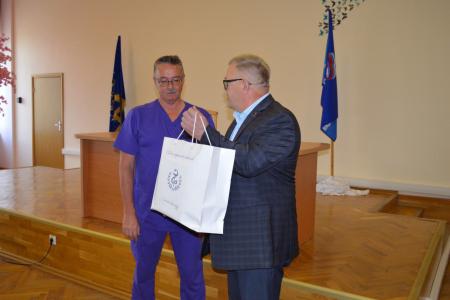 Руководитель фракции КПРФ в Мособлдуме Александр Наумов поздравил медиков Ступино