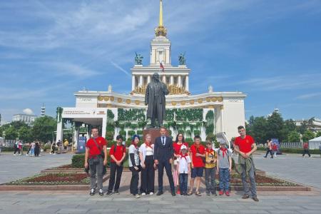 Подмосковные коммунисты: Только в труде можно счастье найти!