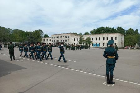 Руководитель фракции КПРФ в Мособлдуме Александр Наумов поздравил воинов-связистов с Днем части