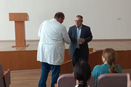 Руководитель фракции КПРФ в Мособлдуме Александр Наумов передал каширским медикам новое оборудование