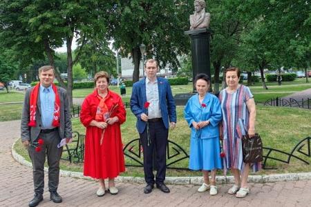 Подмосковные коммунисты: Только в труде можно счастье найти!