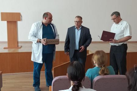Руководитель фракции КПРФ в Мособлдуме Александр Наумов передал каширским медикам новое оборудование