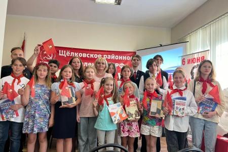 Подмосковные коммунисты: Только в труде можно счастье найти!