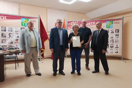 Руководитель фракции КПРФ в Мособлдуме Александр Наумов вручил награды волонтерам города Озёры