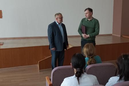 Руководитель фракции КПРФ в Мособлдуме Александр Наумов передал каширским медикам новое оборудование