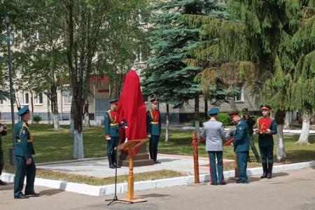 Руководитель фракции КПРФ в Мособлдуме Александр Наумов поздравил воинов-связистов с Днем части