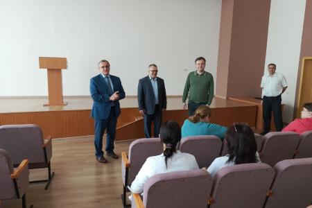 Руководитель фракции КПРФ в Мособлдуме Александр Наумов передал каширским медикам новое оборудование
