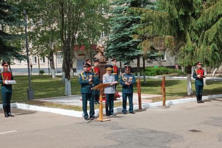 Руководитель фракции КПРФ в Мособлдуме Александр Наумов поздравил воинов-связистов с Днем части
