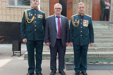 Руководитель фракции КПРФ в Мособлдуме Александр Наумов поздравил воинов-связистов с Днем части