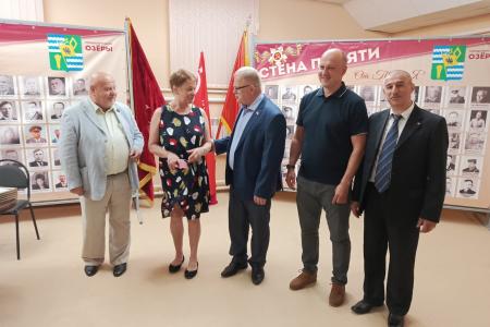 Руководитель фракции КПРФ в Мособлдуме Александр Наумов вручил награды волонтерам города Озёры