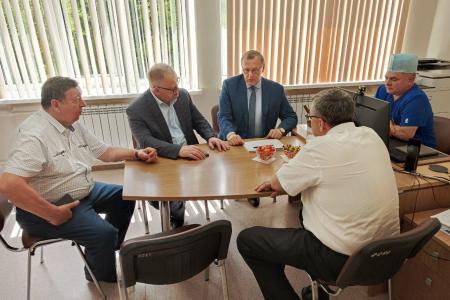 Руководитель фракции КПРФ в Мособлдуме Александр Наумов передал каширским медикам новое оборудование