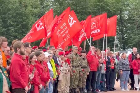 В Красноярске возложили цветы в Народном парке Героев