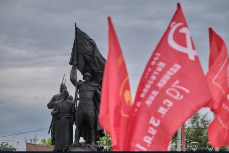 В Красноярске возложили цветы в Народном парке Героев
