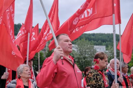 В Красноярске возложили цветы в Народном парке Героев