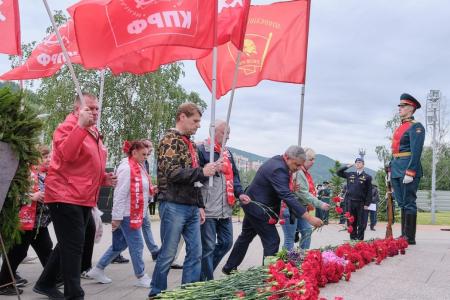 В Красноярске возложили цветы в Народном парке Героев