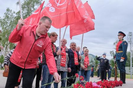 В Красноярске возложили цветы в Народном парке Героев