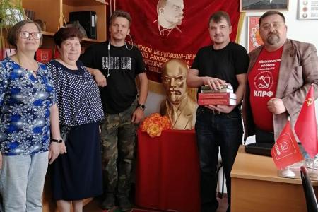 Подмосковные коммунисты: Только в труде можно счастье найти!
