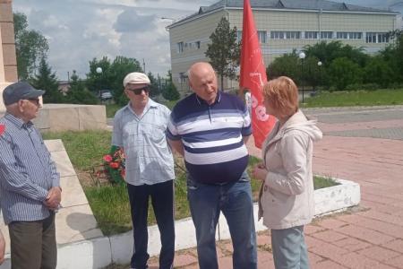 Омская область. Коммунисты почтили память красногвардейцев в Марьяновке