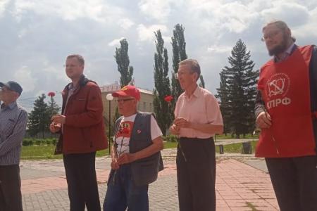 Омская область. Коммунисты почтили память красногвардейцев в Марьяновке