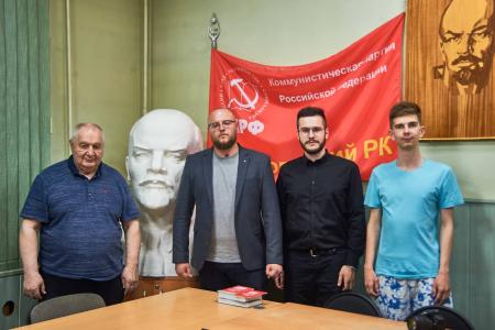 Подмосковные коммунисты: Только в труде можно счастье найти!