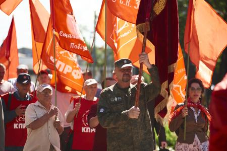 Коммунисты Нижнего Новгорода почтили память Героев у Вечного огня в парке боевой и трудовой славы горьковских автозаводцев