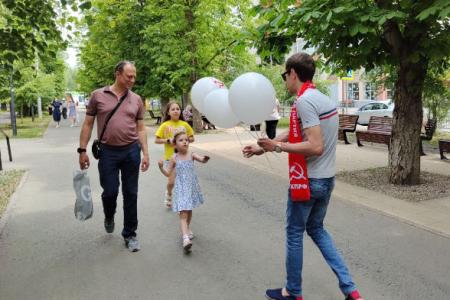 Саратов. Только при социализме у детей может быть счастливое детство!