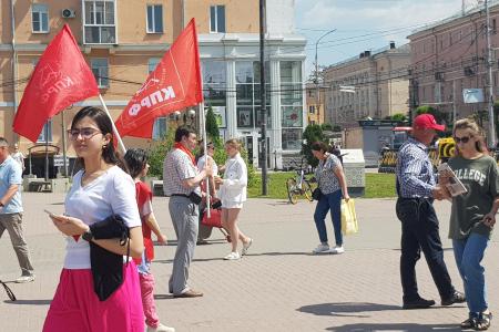 Рязанские коммунисты отметили День защиты детей пикетами и концертом