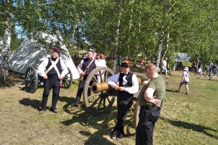 Московские коммунисты посетили реконструкцию сражения русских и французов 1812 года