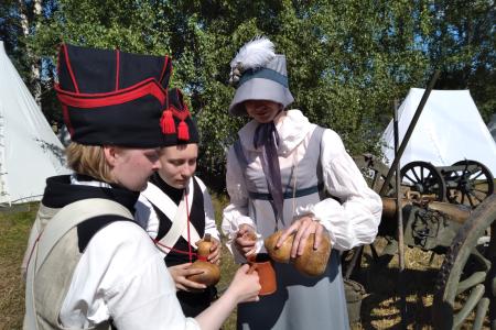 Московские коммунисты посетили реконструкцию сражения русских и французов 1812 года