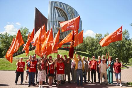 Коммунисты Нижнего Новгорода почтили память Героев у Вечного огня в парке боевой и трудовой славы горьковских автозаводцев