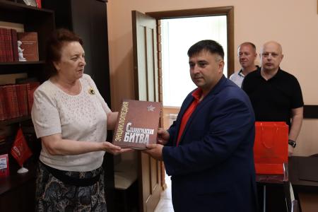 В Сталинграде коммунисты посадили аллею сибирских кедров