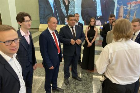 Делегация комсомольцев из Калуги посетила выставку, посвященную Г.А. Зюганову