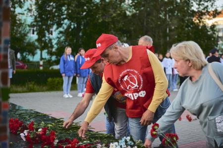 Коммунисты Нижегородской области приняли участие в акции "Свеча памяти"