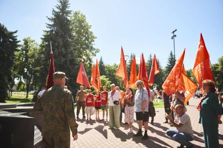 Коммунисты Нижнего Новгорода почтили память Героев у Вечного огня в парке боевой и трудовой славы горьковских автозаводцев
