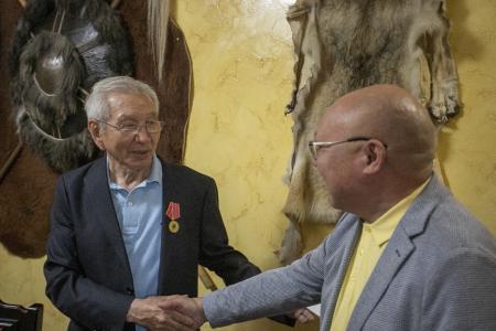 Лидер калмыцких коммунистов Николай Нуров вручил  ветеранам прокуратуры памятные медали ЦК КПРФ