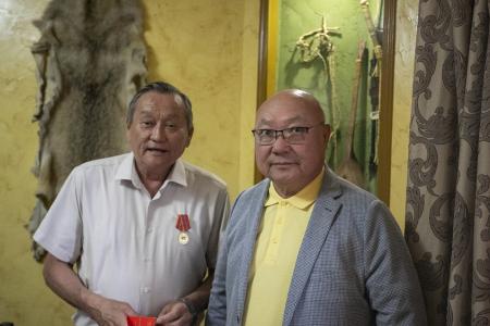 Лидер калмыцких коммунистов Николай Нуров вручил  ветеранам прокуратуры памятные медали ЦК КПРФ