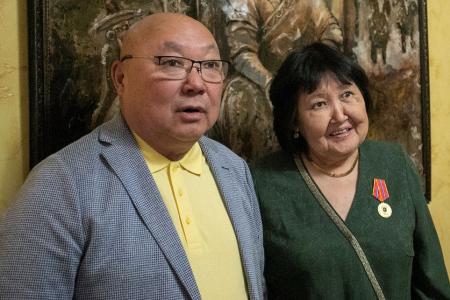 Лидер калмыцких коммунистов Николай Нуров вручил  ветеранам прокуратуры памятные медали ЦК КПРФ