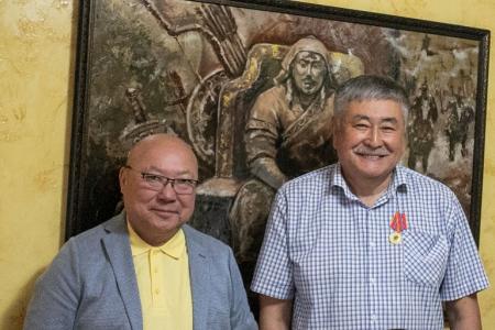 Лидер калмыцких коммунистов Николай Нуров вручил  ветеранам прокуратуры памятные медали ЦК КПРФ