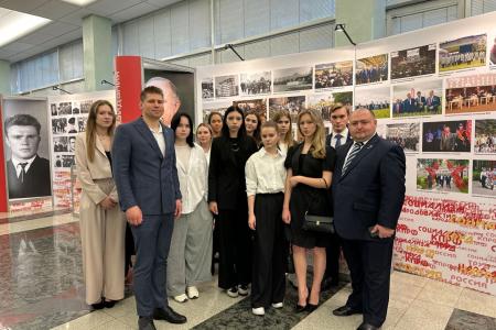 Комсомольцы Московской области посетили в Госдуме выставку, посвящённую лидеру КПРФ Г.А. Зюганову