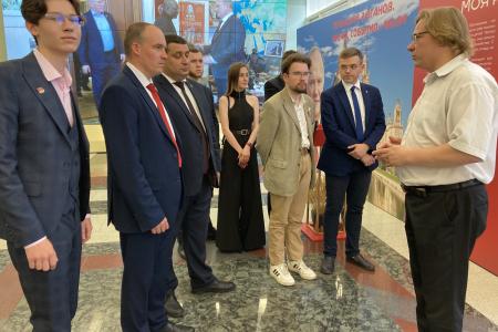 Делегация комсомольцев из Калуги посетила выставку, посвященную Г.А. Зюганову