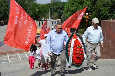 Коммунисты Калмыкии отметили День памяти и скорби